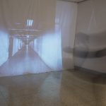 Installation galerie: Projection image fixe photographie corridor du sous-sol de l'institut, balançoire