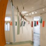 Installation galerie: Corde à linge, pinces, questions-réponses rédigées par les artistes participants, à piger par le visiteur
