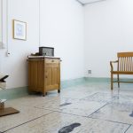 Installation galerie: Vidéo processus de création, marelle au sol dessinée, artefact collection du musée de l'institut (mémoire des lieux)