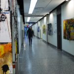 Installation corridor : Oeuvres suspendues, mobiles réalisés par les artistes participants au projet, lumière bleue immersive dans ce tronçon de corridor